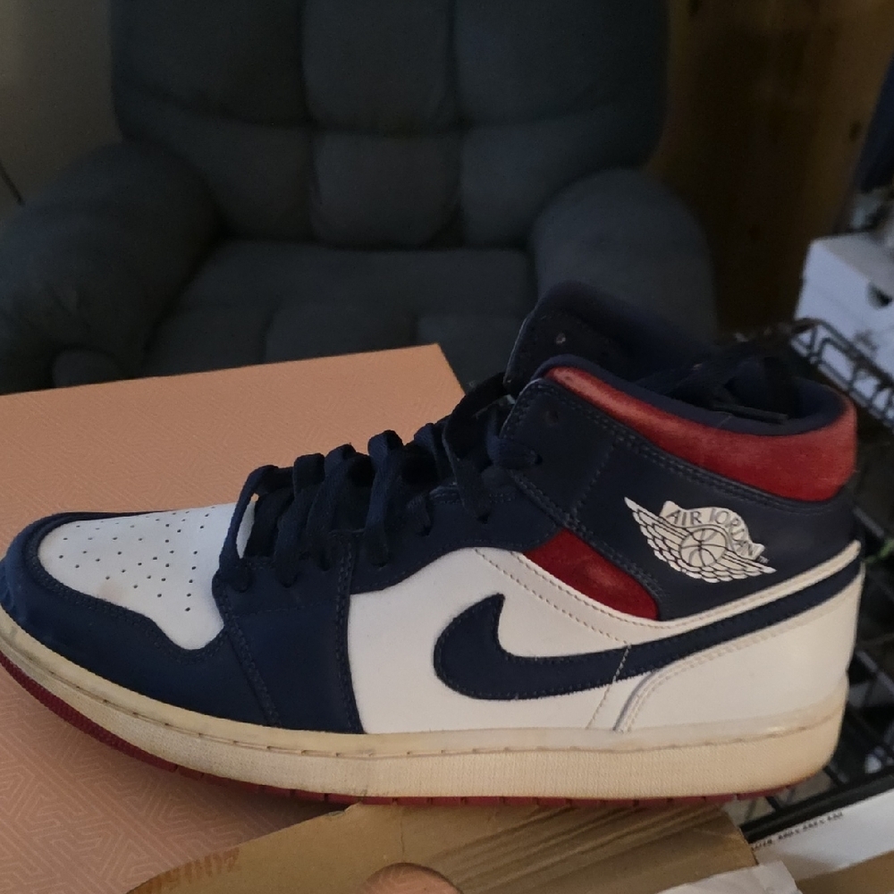 Size 10.5 Jordan Air Jordan 1 Mid SE White and University Red - Picture 6 of 9